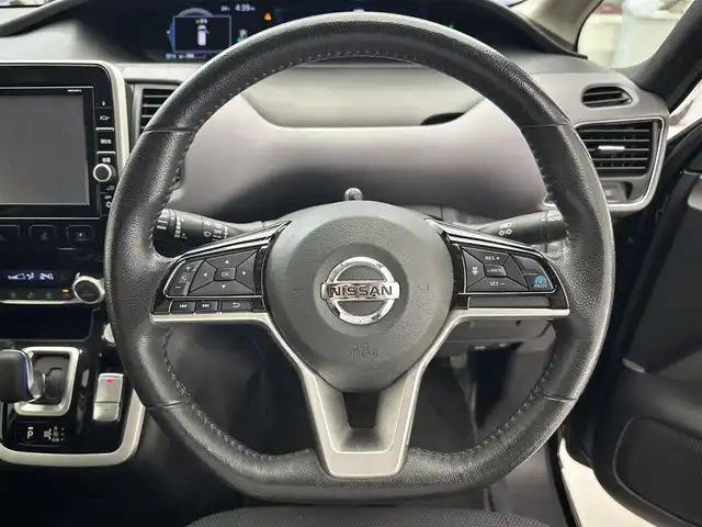 日産 セレナ e－パワー XV 滋賀県 2018(平30)年 9.7万km ダイヤモンドブラック 純正9インチナビ/【CD.DVD.Bluetooth.フルセグTV】/全方位カメラ/プロパイロット/エマージェンシーブレーキ/クリアランスソナー/車線逸脱警報/パーキングアシスト/ビルトインETC/前方ドライブレコーダー/前席シートヒーター/ステアリングヒーター/LEDヘッドライト/オートハイビーム/オートライト