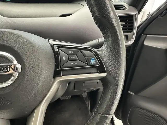 日産 セレナ e－パワー XV 滋賀県 2018(平30)年 9.7万km ダイヤモンドブラック 純正9インチナビ/【CD.DVD.Bluetooth.フルセグTV】/全方位カメラ/プロパイロット/エマージェンシーブレーキ/クリアランスソナー/車線逸脱警報/パーキングアシスト/ビルトインETC/前方ドライブレコーダー/前席シートヒーター/ステアリングヒーター/LEDヘッドライト/オートハイビーム/オートライト