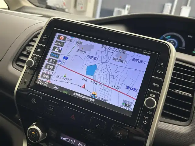 日産 セレナ e－パワー XV 滋賀県 2018(平30)年 9.7万km ダイヤモンドブラック 純正9インチナビ/【CD.DVD.Bluetooth.フルセグTV】/全方位カメラ/プロパイロット/エマージェンシーブレーキ/クリアランスソナー/車線逸脱警報/パーキングアシスト/ビルトインETC/前方ドライブレコーダー/前席シートヒーター/ステアリングヒーター/LEDヘッドライト/オートハイビーム/オートライト