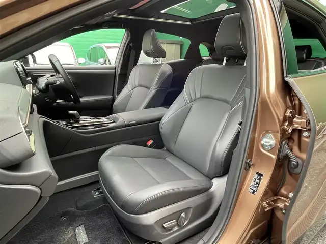 トヨタ クラウン スポーツ Z 東京都 2025(令7)年 0.3万km 茶 純正12.3インチナビ/(フルセグ/Bluetooth)/パノラマルーフ/パノラミックビューモニター/セーフティセンス/・レーダークルーズコントロール/・プリクラッシュセーフティ/・レーントレーシングアシスト/・プロアクティブドライビングアシスト/トヨタチームメイト/デジタルインナーミラー/置くだけ充電/パワーバックドア/前席シートヒーター&エアシート/ステアリングヒーター/純正21インチアルミ/純正フロアマット/ETC2.0/スペアキー×1/取扱説明書/保証書