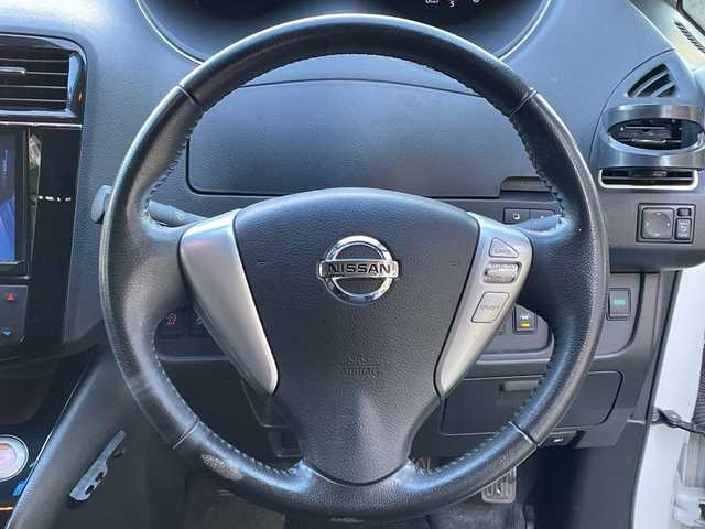 日産 セレナ ハイウェイS S HV Aセーフ 埼玉県 2015(平27)年 10.7万km ブリリアントホワイトパール エマージェンシーブレーキ /フリップダウンモニター /ナビ/　　CD/DVD/BT/フルセグ /アラウンドビューモニター /両側パワースライドドア /クルーズコントロール /HIDライト /純正16インチアルミホイール /ETC