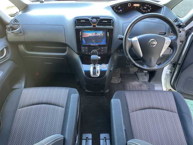 日産 セレナ ハイウェイS S HV Aセーフ 埼玉県 2015(平27)年 10.7万km ブリリアントホワイトパール エマージェンシーブレーキ /フリップダウンモニター /ナビ/　　CD/DVD/BT/フルセグ /アラウンドビューモニター /両側パワースライドドア /クルーズコントロール /HIDライト /純正16インチアルミホイール /ETC