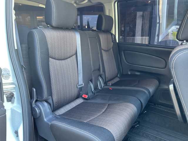 日産 セレナ ハイウェイS S HV Aセーフ 埼玉県 2015(平27)年 10.7万km ブリリアントホワイトパール エマージェンシーブレーキ /フリップダウンモニター /ナビ/　　CD/DVD/BT/フルセグ /アラウンドビューモニター /両側パワースライドドア /クルーズコントロール /HIDライト /純正16インチアルミホイール /ETC