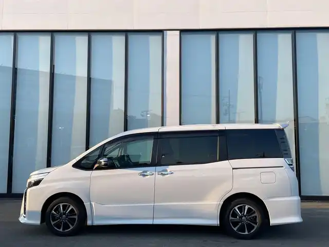 トヨタ ヴォクシー ZS 煌Ⅱ 大阪府 2019(令1)年 0.9万km パール 純正9インチナビ　/フルセグ　/バックモニター　/サイドエアロ　/衝突軽減　/両側パワースライドドア　/クルーズコントロール　/ETC2.0　/BT　/CD/DVD　/オートマチックハイビーム/クリアランスソナー/純正フロアマット/ワンオーナー/プッシュスタート