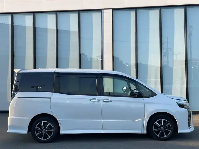 トヨタ ヴォクシー ZS 煌Ⅱ 大阪府 2019(令1)年 0.9万km パール 純正9インチナビ　/フルセグ　/バックモニター　/サイドエアロ　/衝突軽減　/両側パワースライドドア　/クルーズコントロール　/ETC2.0　/BT　/CD/DVD　/オートマチックハイビーム/クリアランスソナー/純正フロアマット/ワンオーナー/プッシュスタート