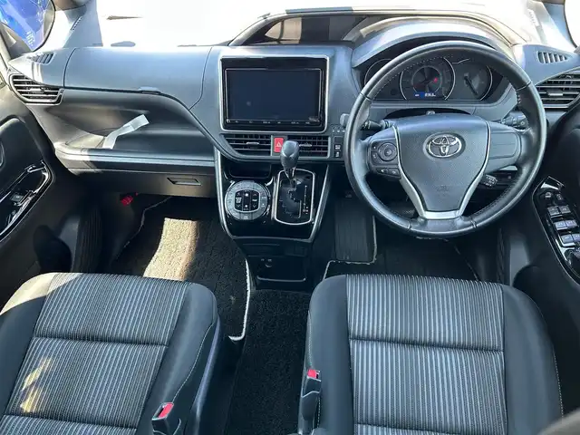 トヨタ ヴォクシー ZS 煌Ⅱ 大阪府 2019(令1)年 0.9万km パール 純正9インチナビ　/フルセグ　/バックモニター　/サイドエアロ　/衝突軽減　/両側パワースライドドア　/クルーズコントロール　/ETC2.0　/BT　/CD/DVD　/オートマチックハイビーム/クリアランスソナー/純正フロアマット/ワンオーナー/プッシュスタート