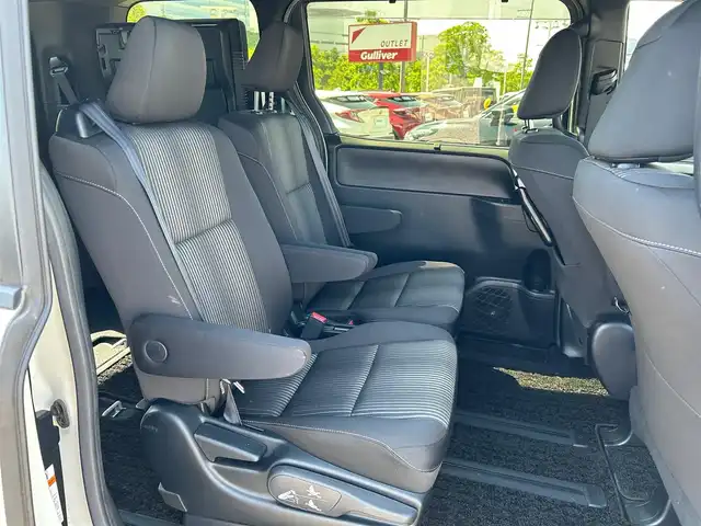 トヨタ ヴォクシー ZS 煌Ⅱ 大阪府 2019(令1)年 0.9万km パール 純正9インチナビ　/フルセグ　/バックモニター　/サイドエアロ　/衝突軽減　/両側パワースライドドア　/クルーズコントロール　/ETC2.0　/BT　/CD/DVD　/オートマチックハイビーム/クリアランスソナー/純正フロアマット/ワンオーナー/プッシュスタート