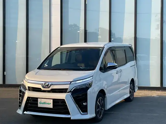 トヨタ ヴォクシー ZS 煌Ⅱ 大阪府 2019(令1)年 0.9万km パール 純正9インチナビ　/フルセグ　/バックモニター　/サイドエアロ　/衝突軽減　/両側パワースライドドア　/クルーズコントロール　/ETC2.0　/BT　/CD/DVD　/オートマチックハイビーム/クリアランスソナー/純正フロアマット/ワンオーナー/プッシュスタート