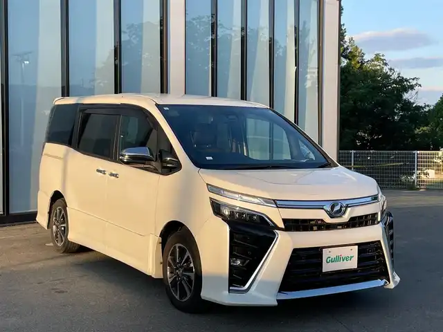 トヨタ ヴォクシー ZS 煌Ⅱ 大阪府 2019(令1)年 0.9万km パール 純正9インチナビ　/フルセグ　/バックモニター　/サイドエアロ　/衝突軽減　/両側パワースライドドア　/クルーズコントロール　/ETC2.0　/BT　/CD/DVD　/オートマチックハイビーム/クリアランスソナー/純正フロアマット/ワンオーナー/プッシュスタート