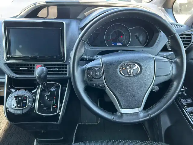 トヨタ ヴォクシー ZS 煌Ⅱ 大阪府 2019(令1)年 0.9万km パール 純正9インチナビ　/フルセグ　/バックモニター　/サイドエアロ　/衝突軽減　/両側パワースライドドア　/クルーズコントロール　/ETC2.0　/BT　/CD/DVD　/オートマチックハイビーム/クリアランスソナー/純正フロアマット/ワンオーナー/プッシュスタート