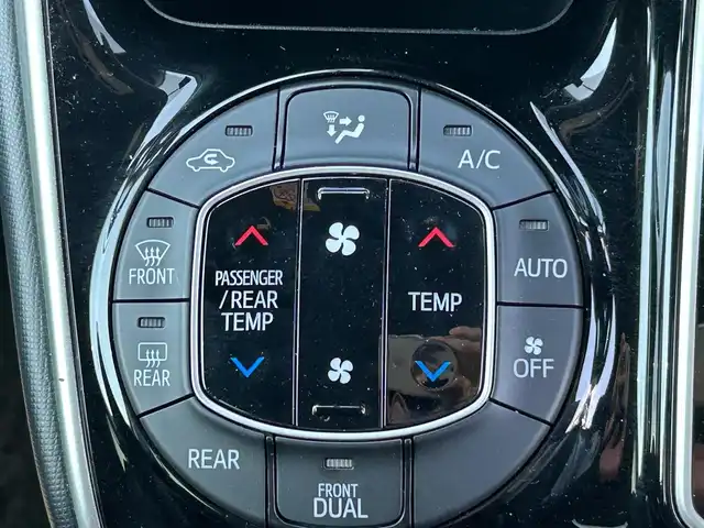 トヨタ ヴォクシー ZS 煌Ⅱ 大阪府 2019(令1)年 0.9万km パール 純正9インチナビ　/フルセグ　/バックモニター　/サイドエアロ　/衝突軽減　/両側パワースライドドア　/クルーズコントロール　/ETC2.0　/BT　/CD/DVD　/オートマチックハイビーム/クリアランスソナー/純正フロアマット/ワンオーナー/プッシュスタート