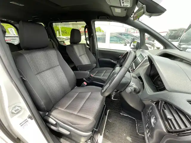 トヨタ ヴォクシー ZS 煌Ⅱ 大阪府 2019(令1)年 0.9万km パール 純正9インチナビ　/フルセグ　/バックモニター　/サイドエアロ　/衝突軽減　/両側パワースライドドア　/クルーズコントロール　/ETC2.0　/BT　/CD/DVD　/オートマチックハイビーム/クリアランスソナー/純正フロアマット/ワンオーナー/プッシュスタート