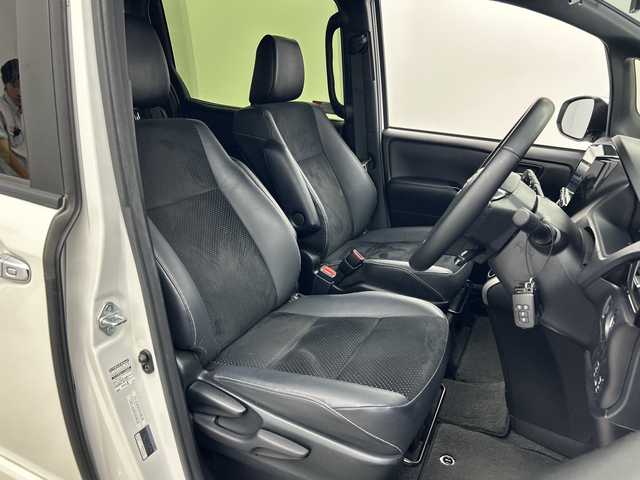 トヨタ ヴォクシー ZS 煌Ⅲ 三重県 2021(令3)年 4.8万km ホワイトパールクリスタルシャイン /禁煙車//アルパインナビ//Bluetooth/フルセグ/SD/USB/HDMI//フリップダウンモニター//ダブルゾーン//クルーズコントロール//両側パワースライドドア//オートライト//オートハイビーム//LEDヘッドライト//純正16インチAW