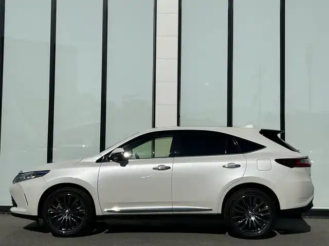 トヨタ ハリアー プレミアム 大阪府 2018(平30)年 5万km ホワイトパールクリスタルシャイン ワンオーナー/純正９インチナビ　/   フルセグＴＶ/CD/DVD/Bluetooth/USB　/バックモニター　/衝突軽減ブレーキ　/パノラマサンルーフ　/運転席パワーシート　/電動リアゲート　/レーダークルーズコントロール/レーンキープアシスト/オートマチックハイビーム　/ＶＥＲＳＵＳ20インチアルミホイール/純正フロアマット　/前後ドライブレコーダー　/ビルトインＥＴＣ　/LED