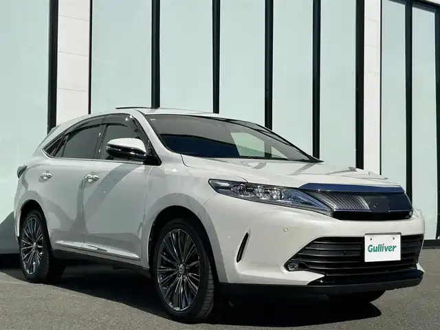 トヨタ ハリアー プレミアム 大阪府 2018(平30)年 5万km ホワイトパールクリスタルシャイン ワンオーナー/純正９インチナビ　/   フルセグＴＶ/CD/DVD/Bluetooth/USB　/バックモニター　/衝突軽減ブレーキ　/パノラマサンルーフ　/運転席パワーシート　/電動リアゲート　/レーダークルーズコントロール/レーンキープアシスト/オートマチックハイビーム　/ＶＥＲＳＵＳ20インチアルミホイール/純正フロアマット　/前後ドライブレコーダー　/ビルトインＥＴＣ　/LED