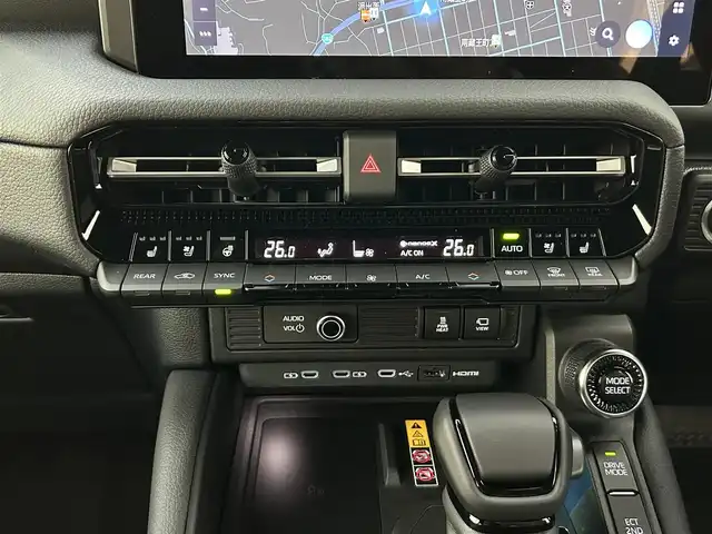 トヨタ ランドクルーザー ２５０ VX 広島県 2024(令6)年 0.1千km プラチナホワイトパールマイカ 登録時走行距離24km/ワンオーナー/サンルーフ/アドバンストドライブ/純正ナビ（HDMI/フルセグTV/Bluetooth）/全方位モニター/ETC2.0/JBLプレミアムサウンド/デジタルインナーミラー/ルーフレール/黒レザーシート/・シートヒーター/・エアシート/・パワーシート/衝突被害軽減ブレーキ/車線逸脱警報/オートマチックハイビーム/ブラインドスポットモニター/レーダークルーズコントロール/コーナーセンサー/ステアリングヒーター/パワーバックドア/スペアキー