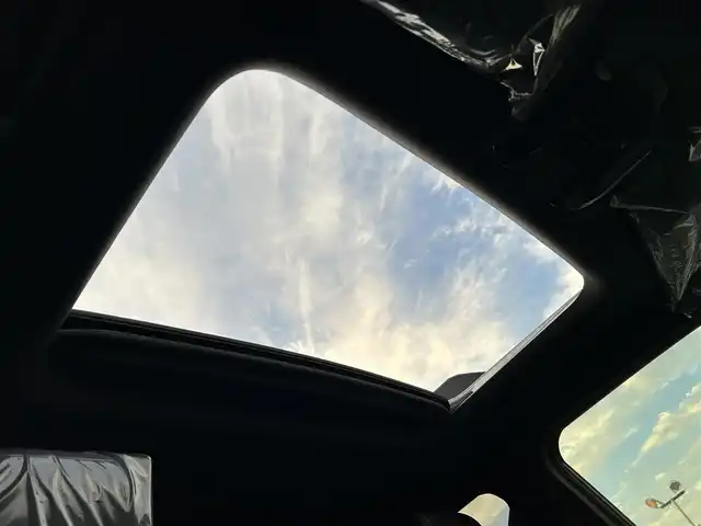 トヨタ ランドクルーザー ２５０ VX 広島県 2024(令6)年 0.1千km プラチナホワイトパールマイカ 登録時走行距離24km/ワンオーナー/サンルーフ/アドバンストドライブ/純正ナビ（HDMI/フルセグTV/Bluetooth）/全方位モニター/ETC2.0/JBLプレミアムサウンド/デジタルインナーミラー/ルーフレール/黒レザーシート/・シートヒーター/・エアシート/・パワーシート/衝突被害軽減ブレーキ/車線逸脱警報/オートマチックハイビーム/ブラインドスポットモニター/レーダークルーズコントロール/コーナーセンサー/ステアリングヒーター/パワーバックドア/スペアキー