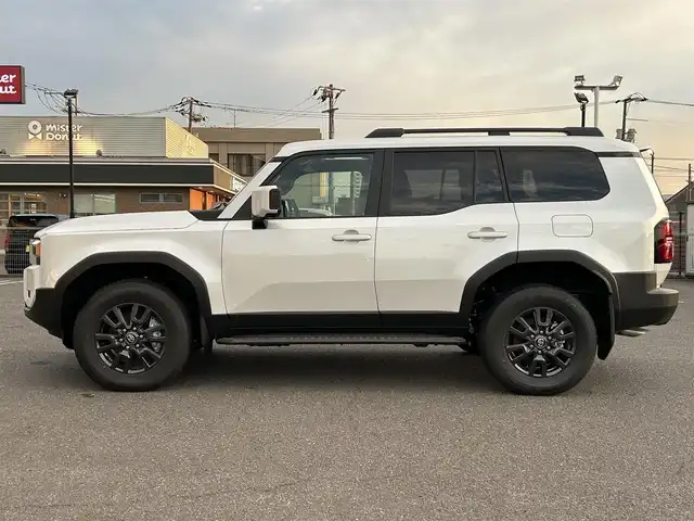 トヨタ ランドクルーザー ２５０ VX 広島県 2024(令6)年 0.1千km プラチナホワイトパールマイカ 登録時走行距離24km/ワンオーナー/サンルーフ/アドバンストドライブ/純正ナビ（HDMI/フルセグTV/Bluetooth）/全方位モニター/ETC2.0/JBLプレミアムサウンド/デジタルインナーミラー/ルーフレール/黒レザーシート/・シートヒーター/・エアシート/・パワーシート/衝突被害軽減ブレーキ/車線逸脱警報/オートマチックハイビーム/ブラインドスポットモニター/レーダークルーズコントロール/コーナーセンサー/ステアリングヒーター/パワーバックドア/スペアキー