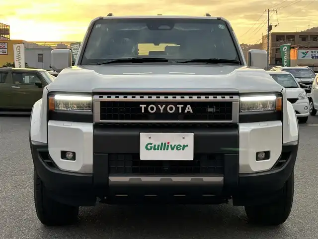 トヨタ ランドクルーザー ２５０ VX 広島県 2024(令6)年 0.1千km プラチナホワイトパールマイカ 登録時走行距離24km/ワンオーナー/サンルーフ/アドバンストドライブ/純正ナビ（HDMI/フルセグTV/Bluetooth）/全方位モニター/ETC2.0/JBLプレミアムサウンド/デジタルインナーミラー/ルーフレール/黒レザーシート/・シートヒーター/・エアシート/・パワーシート/衝突被害軽減ブレーキ/車線逸脱警報/オートマチックハイビーム/ブラインドスポットモニター/レーダークルーズコントロール/コーナーセンサー/ステアリングヒーター/パワーバックドア/スペアキー