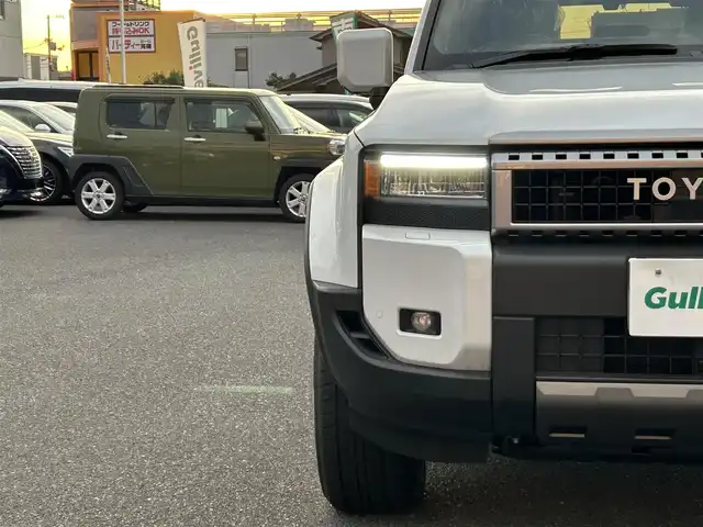 トヨタ ランドクルーザー ２５０ VX 広島県 2024(令6)年 0.1千km プラチナホワイトパールマイカ 登録時走行距離24km/ワンオーナー/サンルーフ/アドバンストドライブ/純正ナビ（HDMI/フルセグTV/Bluetooth）/全方位モニター/ETC2.0/JBLプレミアムサウンド/デジタルインナーミラー/ルーフレール/黒レザーシート/・シートヒーター/・エアシート/・パワーシート/衝突被害軽減ブレーキ/車線逸脱警報/オートマチックハイビーム/ブラインドスポットモニター/レーダークルーズコントロール/コーナーセンサー/ステアリングヒーター/パワーバックドア/スペアキー