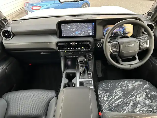 トヨタ ランドクルーザー ２５０ VX 広島県 2024(令6)年 0.1千km プラチナホワイトパールマイカ 登録時走行距離24km/ワンオーナー/サンルーフ/アドバンストドライブ/純正ナビ（HDMI/フルセグTV/Bluetooth）/全方位モニター/ETC2.0/JBLプレミアムサウンド/デジタルインナーミラー/ルーフレール/黒レザーシート/・シートヒーター/・エアシート/・パワーシート/衝突被害軽減ブレーキ/車線逸脱警報/オートマチックハイビーム/ブラインドスポットモニター/レーダークルーズコントロール/コーナーセンサー/ステアリングヒーター/パワーバックドア/スペアキー