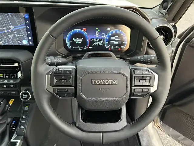 トヨタ ランドクルーザー ２５０ VX 広島県 2024(令6)年 0.1千km プラチナホワイトパールマイカ 登録時走行距離24km/ワンオーナー/サンルーフ/アドバンストドライブ/純正ナビ（HDMI/フルセグTV/Bluetooth）/全方位モニター/ETC2.0/JBLプレミアムサウンド/デジタルインナーミラー/ルーフレール/黒レザーシート/・シートヒーター/・エアシート/・パワーシート/衝突被害軽減ブレーキ/車線逸脱警報/オートマチックハイビーム/ブラインドスポットモニター/レーダークルーズコントロール/コーナーセンサー/ステアリングヒーター/パワーバックドア/スペアキー