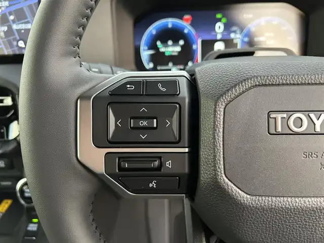 トヨタ ランドクルーザー ２５０ VX 広島県 2024(令6)年 0.1千km プラチナホワイトパールマイカ 登録時走行距離24km/ワンオーナー/サンルーフ/アドバンストドライブ/純正ナビ（HDMI/フルセグTV/Bluetooth）/全方位モニター/ETC2.0/JBLプレミアムサウンド/デジタルインナーミラー/ルーフレール/黒レザーシート/・シートヒーター/・エアシート/・パワーシート/衝突被害軽減ブレーキ/車線逸脱警報/オートマチックハイビーム/ブラインドスポットモニター/レーダークルーズコントロール/コーナーセンサー/ステアリングヒーター/パワーバックドア/スペアキー