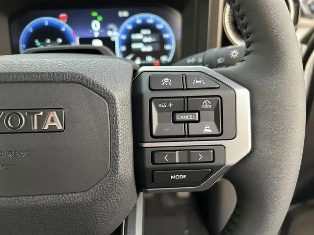 トヨタ ランドクルーザー ２５０ VX 広島県 2024(令6)年 0.1千km プラチナホワイトパールマイカ 登録時走行距離24km/ワンオーナー/サンルーフ/アドバンストドライブ/純正ナビ（HDMI/フルセグTV/Bluetooth）/全方位モニター/ETC2.0/JBLプレミアムサウンド/デジタルインナーミラー/ルーフレール/黒レザーシート/・シートヒーター/・エアシート/・パワーシート/衝突被害軽減ブレーキ/車線逸脱警報/オートマチックハイビーム/ブラインドスポットモニター/レーダークルーズコントロール/コーナーセンサー/ステアリングヒーター/パワーバックドア/スペアキー