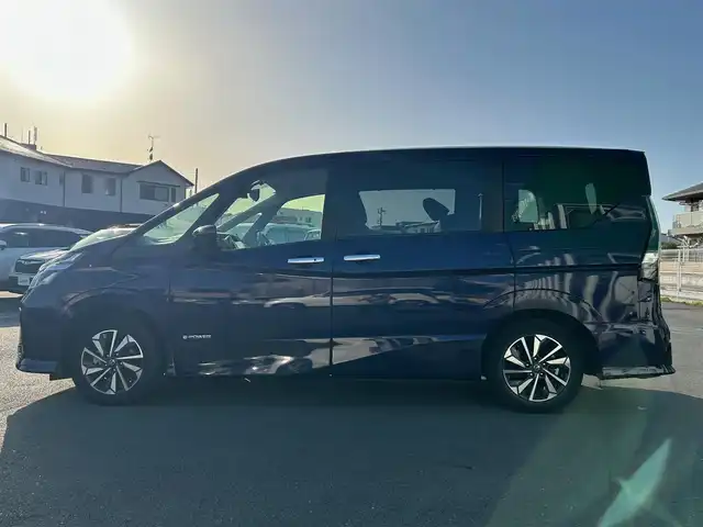 日産 セレナ e－パワー ハイウェイスター V 静岡県 2021(令3)年 2.7万km アズライトブルー エンジンスタートボタン/パワーウィンドウ/パワーステアリング/スマートキー/WAC/クルーズコントロール（追従走行有）/後席用モニター/USB入力端子/純正ETC/全方位カメラ/SDナビ（フルセグTV、BT接続、CDチェンジャー）/三列シート/ウォークスルー/純正フロアマット/布系シート/両側パワースライドドア/純正アルミホイール/ABS/横滑り防止装置/オートライト/オートマチックハイビーム/前後コーナーセンサー/LEDヘッドライト/W+サイドエアバック/衝突軽減システム/プロパイロット付き