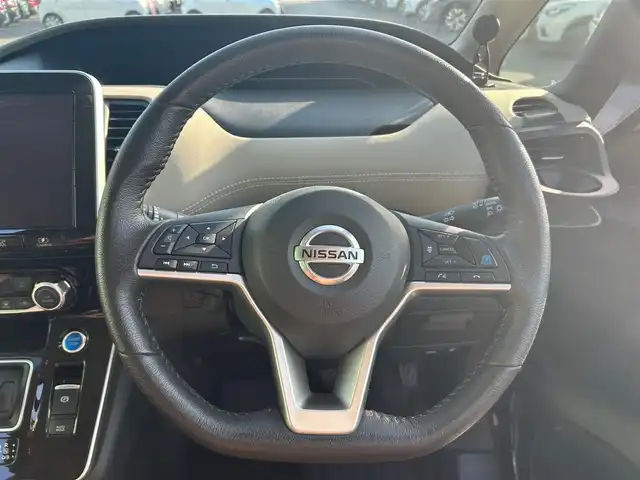 日産 セレナ e－パワー ハイウェイスター V 静岡県 2021(令3)年 2.7万km アズライトブルー エンジンスタートボタン/パワーウィンドウ/パワーステアリング/スマートキー/WAC/クルーズコントロール（追従走行有）/後席用モニター/USB入力端子/純正ETC/全方位カメラ/SDナビ（フルセグTV、BT接続、CDチェンジャー）/三列シート/ウォークスルー/純正フロアマット/布系シート/両側パワースライドドア/純正アルミホイール/ABS/横滑り防止装置/オートライト/オートマチックハイビーム/前後コーナーセンサー/LEDヘッドライト/W+サイドエアバック/衝突軽減システム/プロパイロット付き