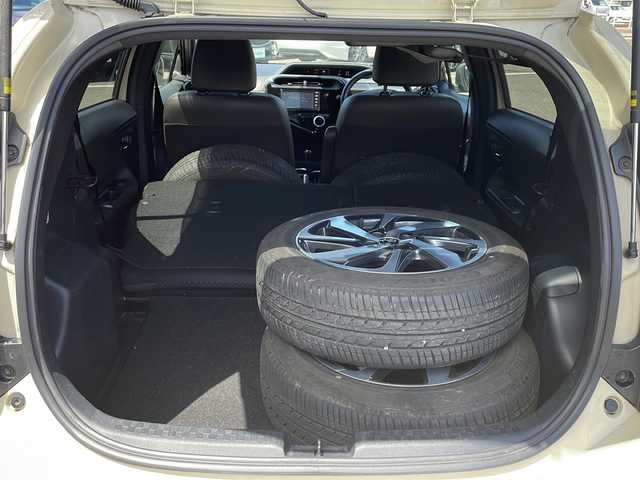 トヨタ アクア クロスオーバー グラム 新潟県 2019(平31)年 1.8万km ベージュ ワンオーナー/夏タイヤ積載/純正SDナビ/（TV/DVD/Bluetooth）/衝突軽減/パーキングサポートブレーキ/クリアランスソナー/先行車発進検知/車線逸脱警報/バックカメラ/ハーフレザー/ステアリングスイッチ/シガーソケット/フロアマット/ヘッドライトレベライザー/ウィンカーミラー/電格ミラー/ドアバイザー/スペアキー×１