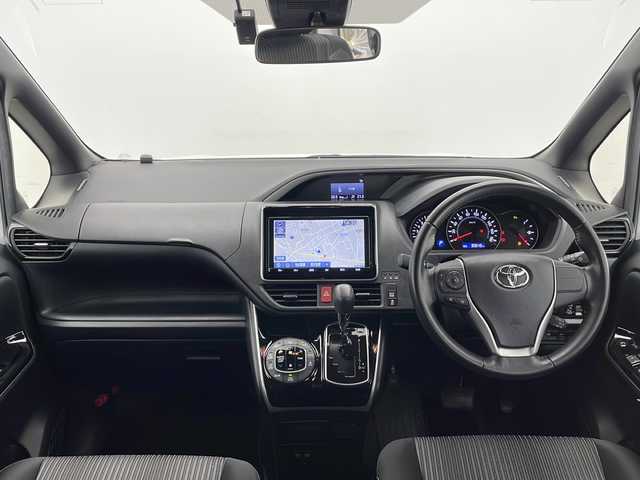 トヨタ ヴォクシー ZS 煌Ⅱ 長野県 2019(令1)年 3.1万km ホワイトパールクリスタルシャイン 純正SDナビ&フルセグTV&CD&DVD&BT/クルーズコントロール/車線逸脱警報/プリクラッシュセーフティ/コーナーセンサー/アイドリングストップ/オートマチックハイビーム/パーキングアシスト/両側パワースライドドア/ステアリングスイッチ/ウォークスルー/2列目サンシェード/バックカメラ/ビルトインETC2.0/LEDヘッドライト/オートライト/フロントフォグランプ/電動格納ミラー/ウィンカーミラー/純正16インチAW装着/純正フロアマット/プッシュスタート/スマートキー
