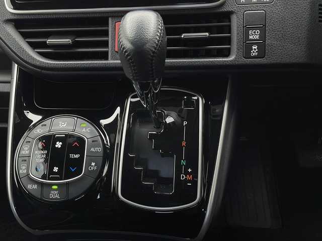 トヨタ ヴォクシー ZS 煌Ⅱ 長野県 2019(令1)年 3.1万km ホワイトパールクリスタルシャイン 純正SDナビ&フルセグTV&CD&DVD&BT/クルーズコントロール/車線逸脱警報/プリクラッシュセーフティ/コーナーセンサー/アイドリングストップ/オートマチックハイビーム/パーキングアシスト/両側パワースライドドア/ステアリングスイッチ/ウォークスルー/2列目サンシェード/バックカメラ/ビルトインETC2.0/LEDヘッドライト/オートライト/フロントフォグランプ/電動格納ミラー/ウィンカーミラー/純正16インチAW装着/純正フロアマット/プッシュスタート/スマートキー