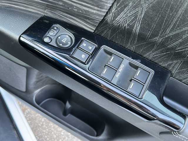 ホンダ オデッセイ ハイブリッド アブソルートセンシングEXパック 茨城県 2016(平28)年 7.6万km ホワイトオーキッドパール 純正HONDAインターナビ/(地デジTV・CD・DVD・BT・USB・ラジオ再生)/両側パワースライドドア/後席フリップダウンモニター/クルーズコントロール/衝突軽減ブレーキ/ブラインドスポットモニター/ハーフレザーシート/アラウンドビューカメラ/ETC/オートライト/LEDヘッドライト/純正17inアルミホイール/フロアマット/スマートキー