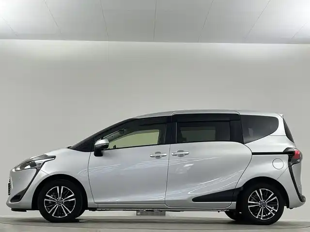 トヨタ シエンタ ハイブリッド G クエロ 埼玉県 2021(令3)年 3.3万km シルバーM ９インチナビ　アラウンドビューモニター　クルーズコントロール　シートヒーター　ドライブレコーダー　両側パワースライドドア　コーナーセンサー　衝突軽減システム　１００Ｖ電源　ＬＥＤヘッドライト　ＥＴＣ