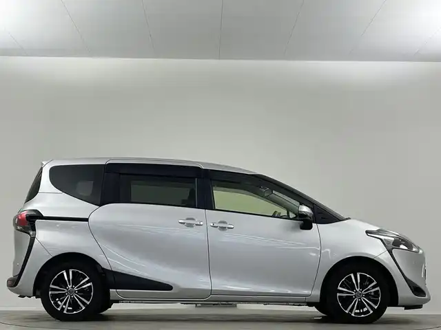 トヨタ シエンタ ハイブリッド G クエロ 埼玉県 2021(令3)年 3.3万km シルバーM ９インチナビ　アラウンドビューモニター　クルーズコントロール　シートヒーター　ドライブレコーダー　両側パワースライドドア　コーナーセンサー　衝突軽減システム　１００Ｖ電源　ＬＥＤヘッドライト　ＥＴＣ