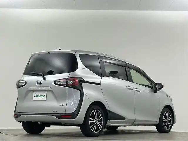 トヨタ シエンタ ハイブリッド G クエロ 埼玉県 2021(令3)年 3.3万km シルバーM ９インチナビ　アラウンドビューモニター　クルーズコントロール　シートヒーター　ドライブレコーダー　両側パワースライドドア　コーナーセンサー　衝突軽減システム　１００Ｖ電源　ＬＥＤヘッドライト　ＥＴＣ