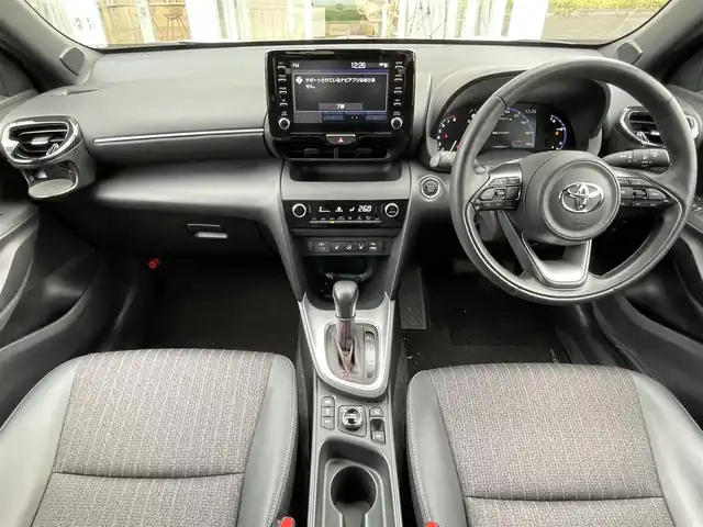 トヨタ ヤリスクロス Z 道央・札幌 2023(令5)年 2.3万km プラチナホワイトパールマイカ ・4WD/・寒冷地仕様/・純正ディスプレイオーディオ/BT&USB&AppleCarPlay(有線のみ)/・衝突軽減ブレーキ/・全方位カメラ/・バックカメラ/・サイドカメラ/・前後社外ドライブレコーダー/・パワーシート(運転席のみ)/・ハーフレザーシート/・ビルトインETC/・クルーズコントロール/・ステアリングヒーター/・ハンズフリー/・ヘルプネットスイッチ(SOSボタン)/・ABS/・横滑り防止装置/・レーンキープアシスト/・盗難防止装置/・オートライト/・オートマチックハイビーム/・ダウンヒルアシストコントロール/・オートリトラミラー/・LEDヘッドライト/・純正AW付夏タイヤ/・スペアキー1本/・エンジンスターター/・保証書/・取扱説明書