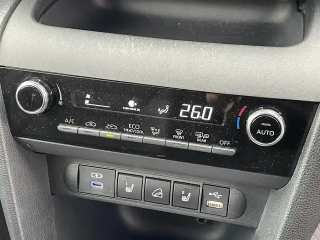 トヨタ ヤリスクロス Z 道央・札幌 2023(令5)年 2.3万km プラチナホワイトパールマイカ ・4WD/・寒冷地仕様/・純正ディスプレイオーディオ/BT&USB&AppleCarPlay(有線のみ)/・衝突軽減ブレーキ/・全方位カメラ/・バックカメラ/・サイドカメラ/・前後社外ドライブレコーダー/・パワーシート(運転席のみ)/・ハーフレザーシート/・ビルトインETC/・クルーズコントロール/・ステアリングヒーター/・ハンズフリー/・ヘルプネットスイッチ(SOSボタン)/・ABS/・横滑り防止装置/・レーンキープアシスト/・盗難防止装置/・オートライト/・オートマチックハイビーム/・ダウンヒルアシストコントロール/・オートリトラミラー/・LEDヘッドライト/・純正AW付夏タイヤ/・スペアキー1本/・エンジンスターター/・保証書/・取扱説明書