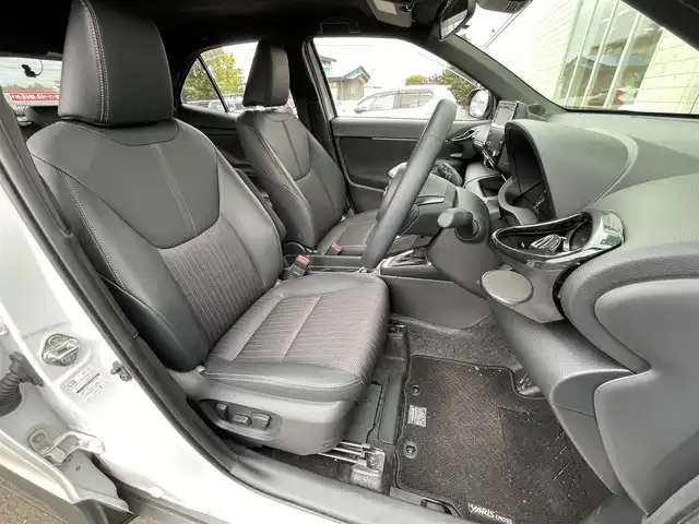 トヨタ ヤリスクロス Z 道央・札幌 2023(令5)年 2.3万km プラチナホワイトパールマイカ ・4WD/・寒冷地仕様/・純正ディスプレイオーディオ/BT&USB&AppleCarPlay(有線のみ)/・衝突軽減ブレーキ/・全方位カメラ/・バックカメラ/・サイドカメラ/・前後社外ドライブレコーダー/・パワーシート(運転席のみ)/・ハーフレザーシート/・ビルトインETC/・クルーズコントロール/・ステアリングヒーター/・ハンズフリー/・ヘルプネットスイッチ(SOSボタン)/・ABS/・横滑り防止装置/・レーンキープアシスト/・盗難防止装置/・オートライト/・オートマチックハイビーム/・ダウンヒルアシストコントロール/・オートリトラミラー/・LEDヘッドライト/・純正AW付夏タイヤ/・スペアキー1本/・エンジンスターター/・保証書/・取扱説明書