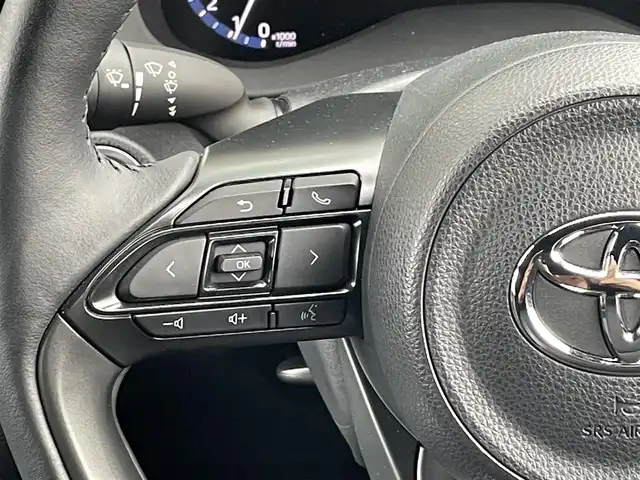 トヨタ ヤリスクロス Z 道央・札幌 2023(令5)年 2.3万km プラチナホワイトパールマイカ ・4WD/・寒冷地仕様/・純正ディスプレイオーディオ/BT&USB&AppleCarPlay(有線のみ)/・衝突軽減ブレーキ/・全方位カメラ/・バックカメラ/・サイドカメラ/・前後社外ドライブレコーダー/・パワーシート(運転席のみ)/・ハーフレザーシート/・ビルトインETC/・クルーズコントロール/・ステアリングヒーター/・ハンズフリー/・ヘルプネットスイッチ(SOSボタン)/・ABS/・横滑り防止装置/・レーンキープアシスト/・盗難防止装置/・オートライト/・オートマチックハイビーム/・ダウンヒルアシストコントロール/・オートリトラミラー/・LEDヘッドライト/・純正AW付夏タイヤ/・スペアキー1本/・エンジンスターター/・保証書/・取扱説明書