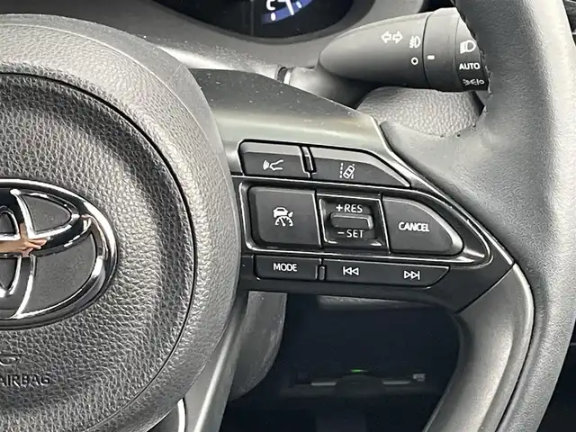 トヨタ ヤリスクロス Z 道央・札幌 2023(令5)年 2.3万km プラチナホワイトパールマイカ ・4WD/・寒冷地仕様/・純正ディスプレイオーディオ/BT&USB&AppleCarPlay(有線のみ)/・衝突軽減ブレーキ/・全方位カメラ/・バックカメラ/・サイドカメラ/・前後社外ドライブレコーダー/・パワーシート(運転席のみ)/・ハーフレザーシート/・ビルトインETC/・クルーズコントロール/・ステアリングヒーター/・ハンズフリー/・ヘルプネットスイッチ(SOSボタン)/・ABS/・横滑り防止装置/・レーンキープアシスト/・盗難防止装置/・オートライト/・オートマチックハイビーム/・ダウンヒルアシストコントロール/・オートリトラミラー/・LEDヘッドライト/・純正AW付夏タイヤ/・スペアキー1本/・エンジンスターター/・保証書/・取扱説明書