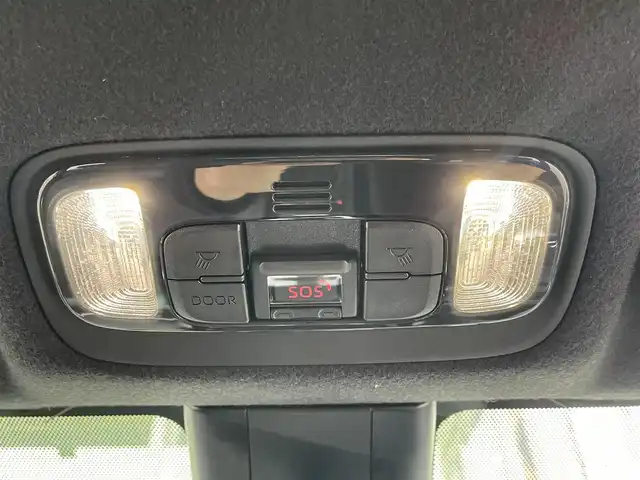 トヨタ ヤリスクロス Z 道央・札幌 2023(令5)年 2.3万km プラチナホワイトパールマイカ ・4WD/・寒冷地仕様/・純正ディスプレイオーディオ/BT&USB&AppleCarPlay(有線のみ)/・衝突軽減ブレーキ/・全方位カメラ/・バックカメラ/・サイドカメラ/・前後社外ドライブレコーダー/・パワーシート(運転席のみ)/・ハーフレザーシート/・ビルトインETC/・クルーズコントロール/・ステアリングヒーター/・ハンズフリー/・ヘルプネットスイッチ(SOSボタン)/・ABS/・横滑り防止装置/・レーンキープアシスト/・盗難防止装置/・オートライト/・オートマチックハイビーム/・ダウンヒルアシストコントロール/・オートリトラミラー/・LEDヘッドライト/・純正AW付夏タイヤ/・スペアキー1本/・エンジンスターター/・保証書/・取扱説明書