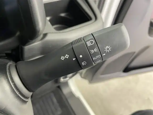 スズキ スペーシア カスタム HYBRID XS 富山県 2025(令7)年 0.8万km ピュアホワイトパール/ブラック2トーン 純正ナビ（AM/FM/BT/USB/フルセグ）/全方位カメラ/ドライブレコーダー/ETC/両側パワースライドドア/ハーフレザーシート/シートヒーター/ハンドルヒーター/衝突被害軽減システム/レーダークルーズコントロール/レーンキープアシスト/コーナーセンサー/横滑り防止装置/ヘッドアップディスプレイ/オートホールド付電子パーキング/純正アルミホイール/純正フロアマット/ハンドルヒーター/革巻きステアリング/ステアリングスイッチ/オートLEDライト/フォグライト/スマートキー