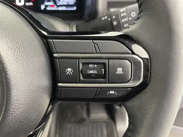 スズキ スペーシア カスタム HYBRID XS 富山県 2025(令7)年 0.8万km ピュアホワイトパール/ブラック2トーン 純正ナビ（AM/FM/BT/USB/フルセグ）/全方位カメラ/ドライブレコーダー/ETC/両側パワースライドドア/ハーフレザーシート/シートヒーター/ハンドルヒーター/衝突被害軽減システム/レーダークルーズコントロール/レーンキープアシスト/コーナーセンサー/横滑り防止装置/ヘッドアップディスプレイ/オートホールド付電子パーキング/純正アルミホイール/純正フロアマット/ハンドルヒーター/革巻きステアリング/ステアリングスイッチ/オートLEDライト/フォグライト/スマートキー