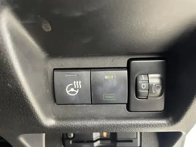 スズキ スペーシア カスタム HYBRID XS 富山県 2025(令7)年 0.8万km ピュアホワイトパール/ブラック2トーン 純正ナビ（AM/FM/BT/USB/フルセグ）/全方位カメラ/ドライブレコーダー/ETC/両側パワースライドドア/ハーフレザーシート/シートヒーター/ハンドルヒーター/衝突被害軽減システム/レーダークルーズコントロール/レーンキープアシスト/コーナーセンサー/横滑り防止装置/ヘッドアップディスプレイ/オートホールド付電子パーキング/純正アルミホイール/純正フロアマット/ハンドルヒーター/革巻きステアリング/ステアリングスイッチ/オートLEDライト/フォグライト/スマートキー