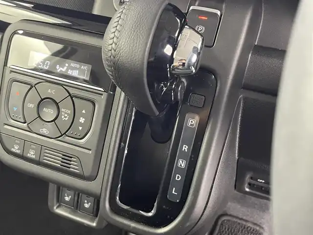 スズキ スペーシア カスタム HYBRID XS 富山県 2025(令7)年 0.8万km ピュアホワイトパール/ブラック2トーン 純正ナビ（AM/FM/BT/USB/フルセグ）/全方位カメラ/ドライブレコーダー/ETC/両側パワースライドドア/ハーフレザーシート/シートヒーター/ハンドルヒーター/衝突被害軽減システム/レーダークルーズコントロール/レーンキープアシスト/コーナーセンサー/横滑り防止装置/ヘッドアップディスプレイ/オートホールド付電子パーキング/純正アルミホイール/純正フロアマット/ハンドルヒーター/革巻きステアリング/ステアリングスイッチ/オートLEDライト/フォグライト/スマートキー