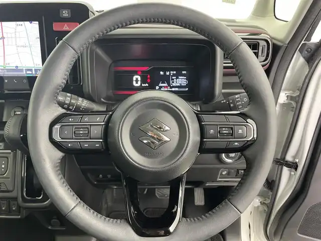 スズキ スペーシア カスタム HYBRID XS 富山県 2025(令7)年 0.8万km ピュアホワイトパール/ブラック2トーン 純正ナビ（AM/FM/BT/USB/フルセグ）/全方位カメラ/ドライブレコーダー/ETC/両側パワースライドドア/ハーフレザーシート/シートヒーター/ハンドルヒーター/衝突被害軽減システム/レーダークルーズコントロール/レーンキープアシスト/コーナーセンサー/横滑り防止装置/ヘッドアップディスプレイ/オートホールド付電子パーキング/純正アルミホイール/純正フロアマット/ハンドルヒーター/革巻きステアリング/ステアリングスイッチ/オートLEDライト/フォグライト/スマートキー