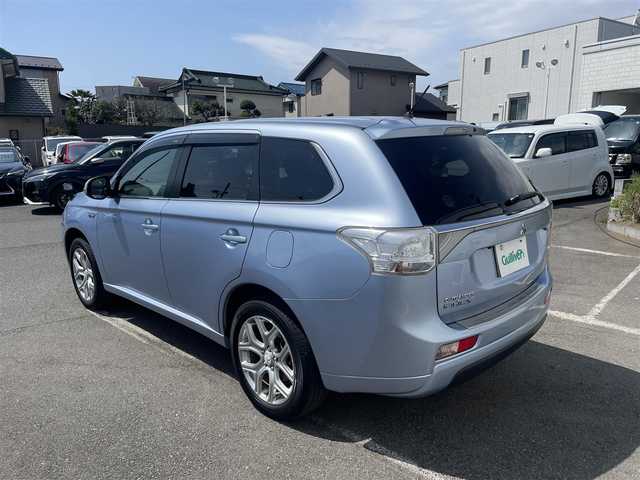 三菱 アウトランダー ＰＨＥＶ G セーフティパッケージ 神奈川県 2013(平25)年 1.5万km テクニカルシルバーメタリック ワンオーナー/社外ナビ/・ワンセグTV/・SD/DVD/BT/充電ケーブル有/衝突被害軽減ブレーキシステム/レーダークルーズコントロールシステム/車線逸脱警報システム/デジタルルームミラー/4WD/ETC/バックカメラ/フォグライト/社外シートヒーター(D席＋N席)/寒冷地仕様車/スマートキー×2/取扱説明書/整備手帳