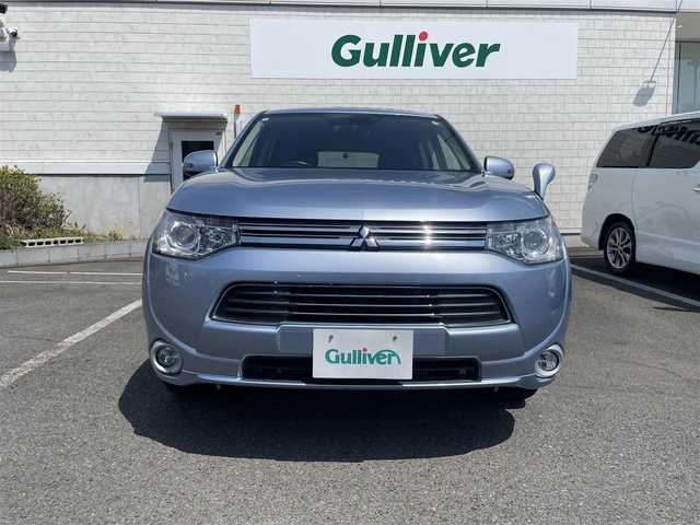 三菱 アウトランダー ＰＨＥＶ G セーフティパッケージ 神奈川県 2013(平25)年 1.5万km テクニカルシルバーメタリック ワンオーナー/社外ナビ/・ワンセグTV/・SD/DVD/BT/充電ケーブル有/衝突被害軽減ブレーキシステム/レーダークルーズコントロールシステム/車線逸脱警報システム/デジタルルームミラー/4WD/ETC/バックカメラ/フォグライト/社外シートヒーター(D席＋N席)/寒冷地仕様車/スマートキー×2/取扱説明書/整備手帳